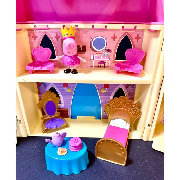 Peppa Pig Peppa's Princess Castle Deluxe Playset 4 royal figures bed chairs - Picture 4 of 8